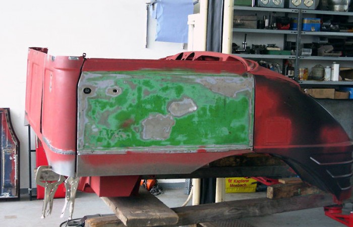 Restauration-Unimog-neue-Rückwand-Aussenhaut-fixiert