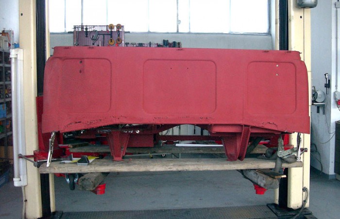 Restauration-Unimog-Rückwand-Aussenhaut-durchgerostet